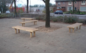 Bankje (schoolbankje buiten) (1)