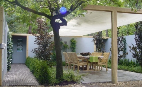 Beurs bloem en tuin, schaduwdoek met ruige robinia palen 15x15cm (2)