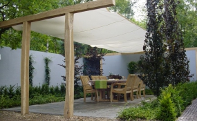 Beurs bloem en tuin, schaduwdoek met ruige robinia palen 15x15cm (3)