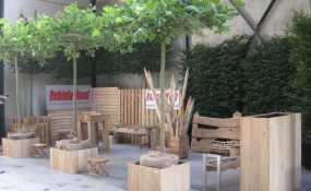 Beurs met plantenbakken, poorten en meubels Robinia (1)