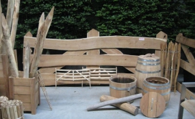 Beurs met plantenbakken, poorten en meubels Robinia (2)
