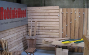 Beurs met plantenbakken, poorten en meubels Robinia (5)