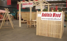 Beurs Utrecht, met tuinschermen, robuuste pergola in Robinia rondhout en speeltoestel (1)