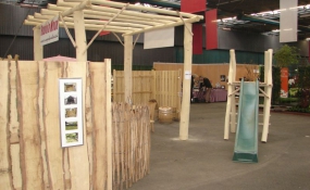 Beurs Utrecht, met tuinschermen, robuuste pergola in Robinia rondhout en speeltoestel (2)