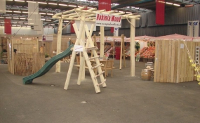 Beurs Utrecht, met tuinschermen, robuuste pergola in Robinia rondhout en speeltoestel (4)