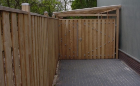 Robinia schutting met dubbele poort